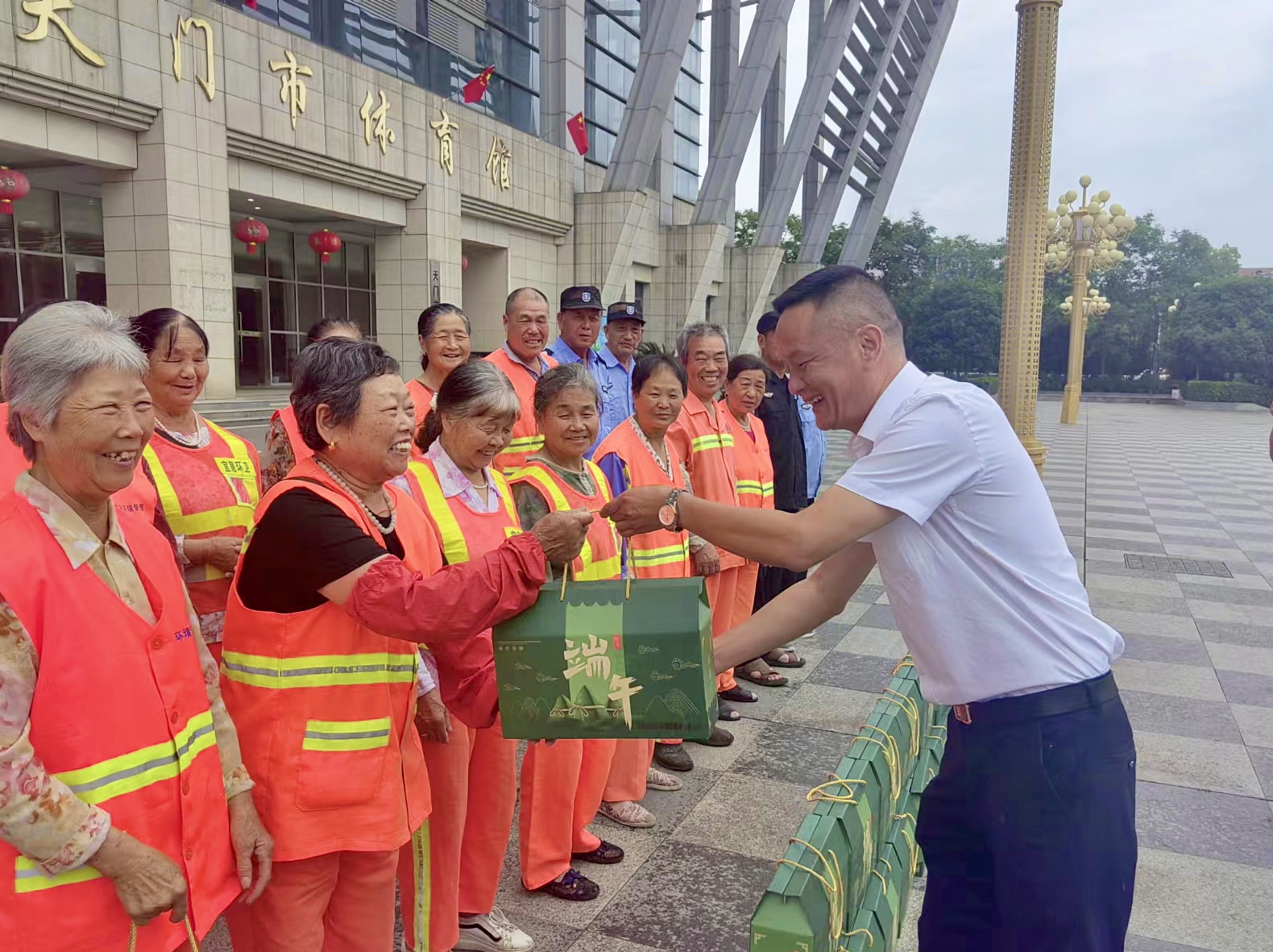 濃情迎端午 福利暖人心——湖北宜居環境管理公司為全體員工發放端午福利