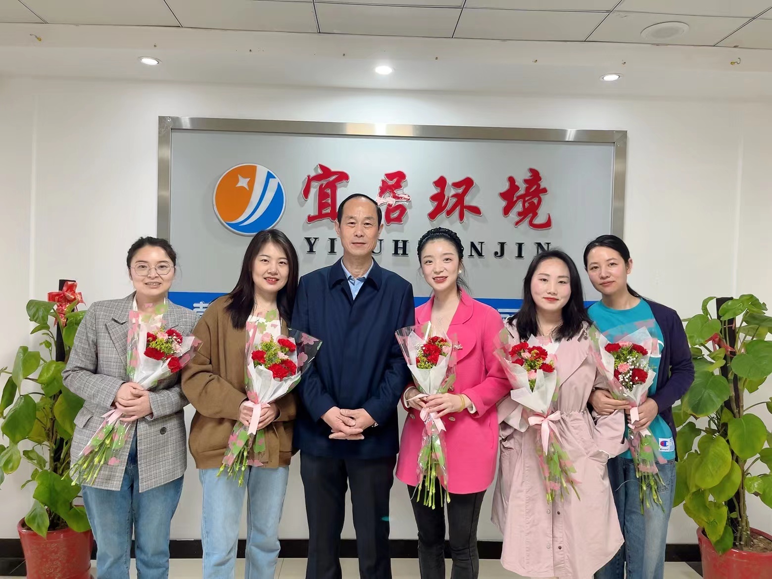 鮮花送巾幗 奮進(jìn)新征程——湖北宜居環(huán)境管理公司開展“三八婦女節(jié)”獻(xiàn)花觀影活動(dòng)